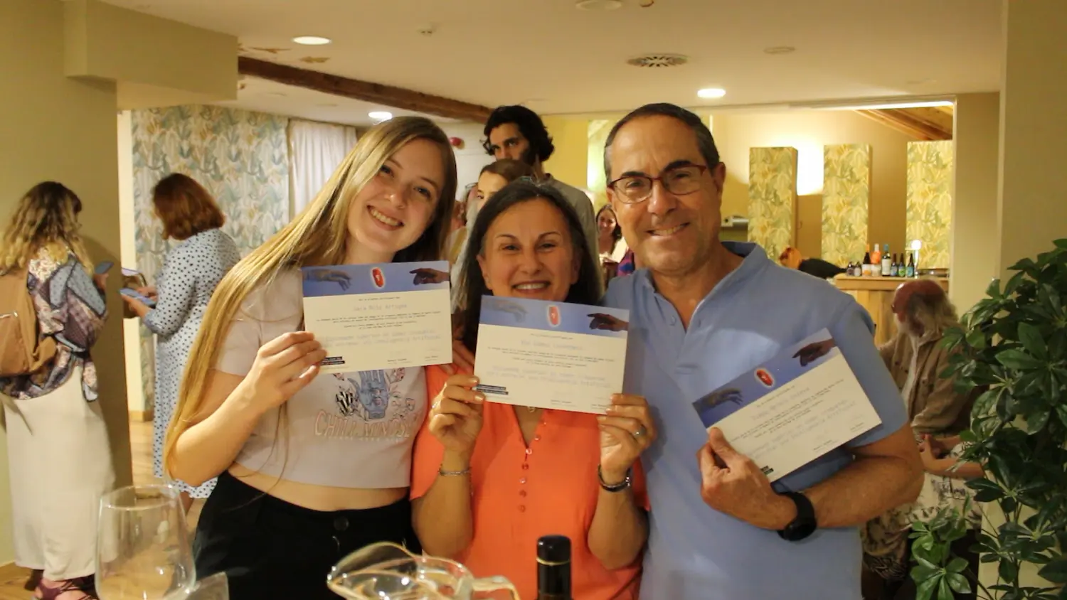 Asistentes celebrando su diploma tras la experiencia Croquetas Cuánticas sobre IA y sesgos
