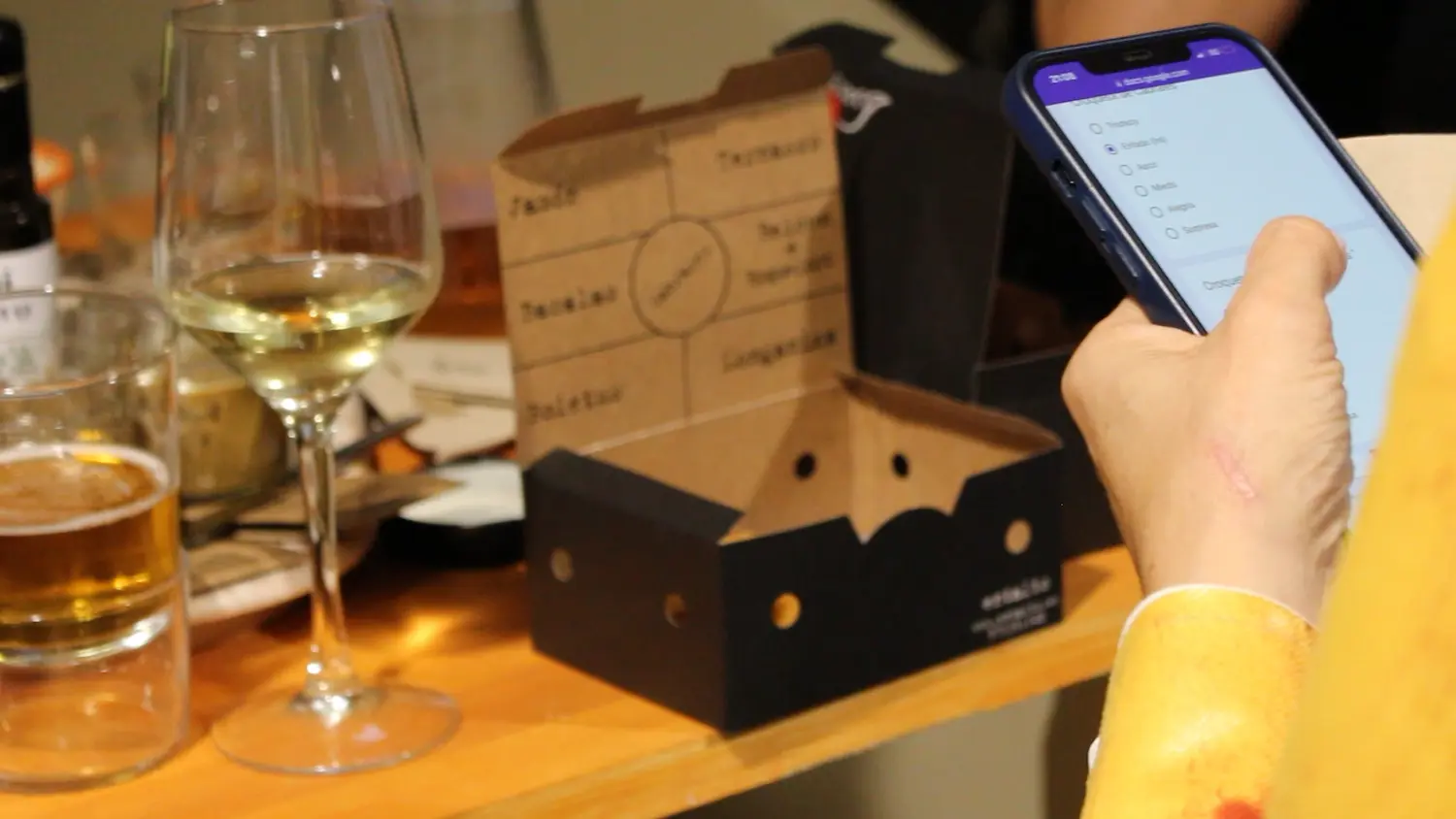 Participante rellenando el formulario emocional de Croquetas Cuánticas sobre sesgo en Inteligencia Artificial
